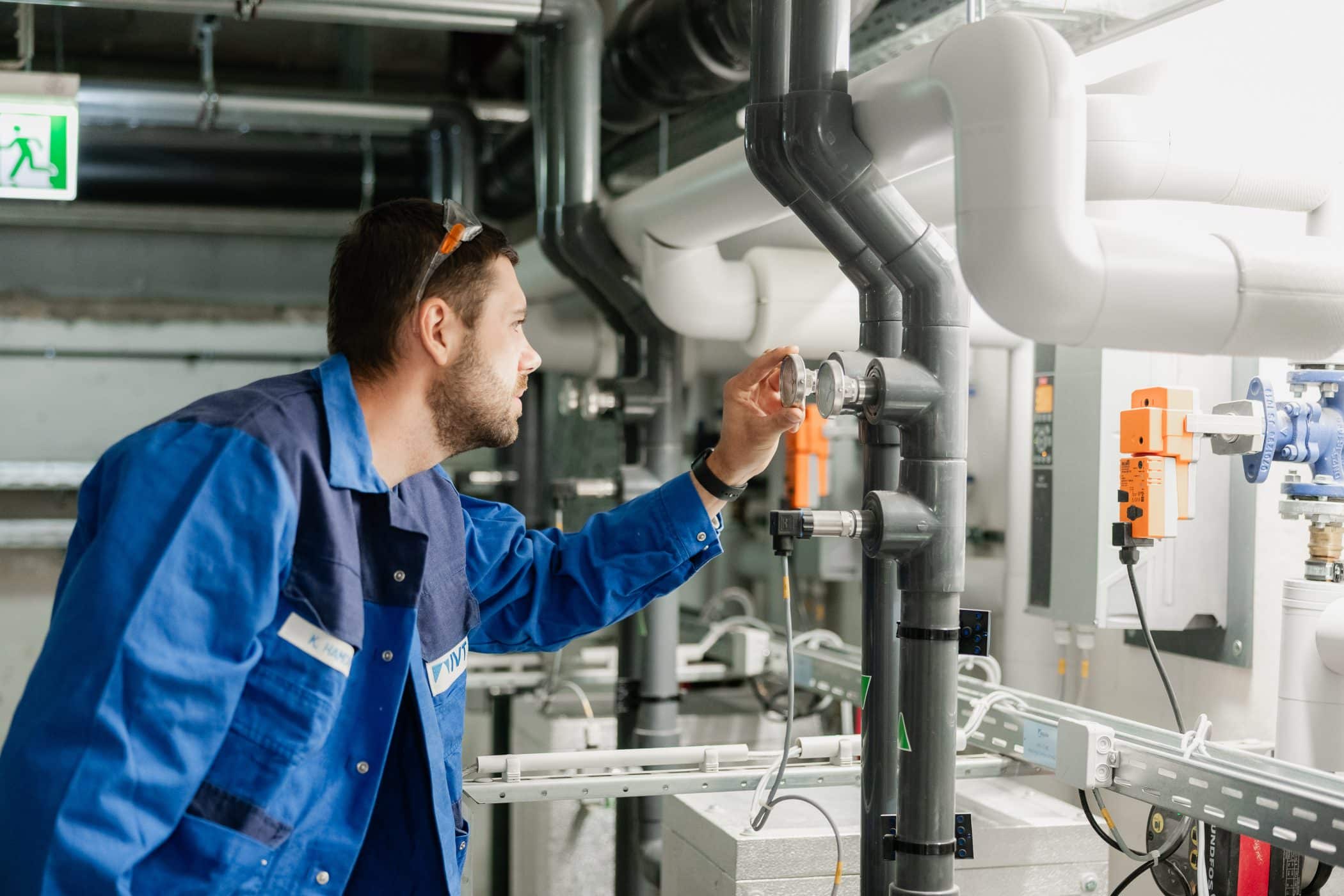 Auszubildender prueft Ventil an technischer Anlage bei IVT Weiner + Reimann GmbH