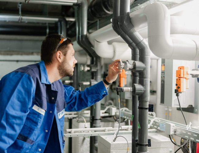 Techniker prueft Anlage im Werk