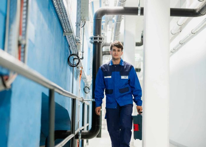 Mitarbeiter geht durch technische Anlage