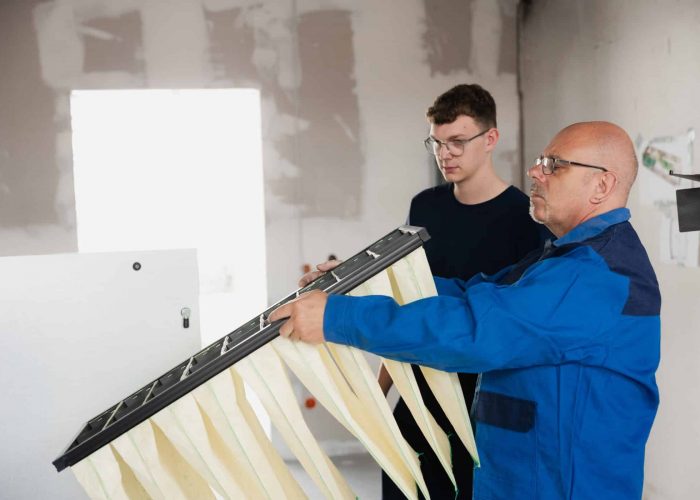 Zwei Mitarbeiter arbeiten gemeinsam an Baustelle