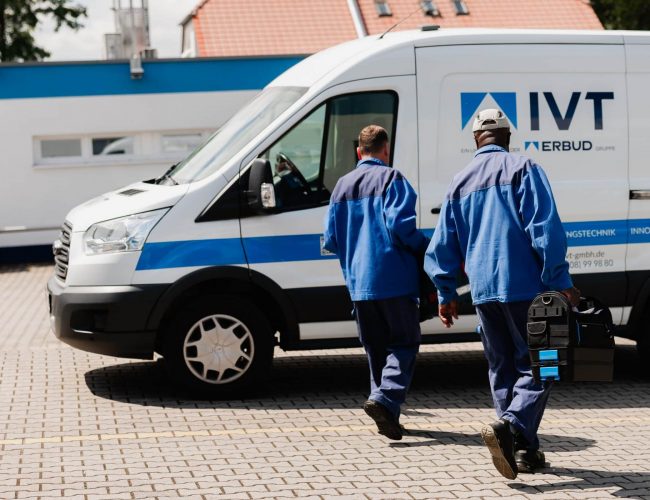 Zwei Monteure gehen zu Servicefahrzeug