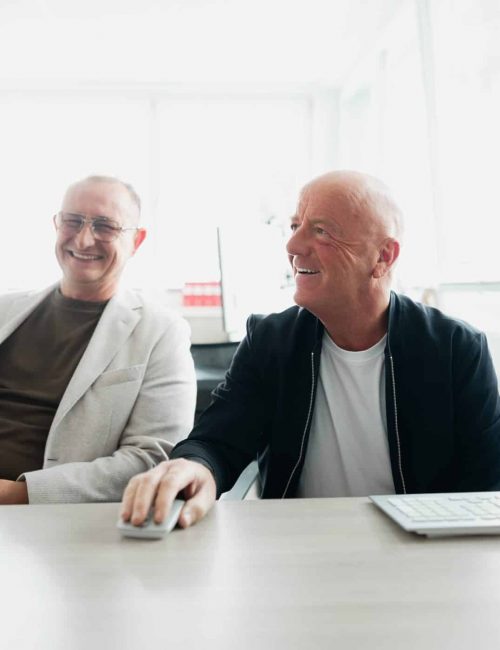 Zwei Mitarbeiter sitzen gemeinsam am Tisch